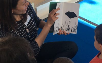 una signora legge un libro a dei bambini
